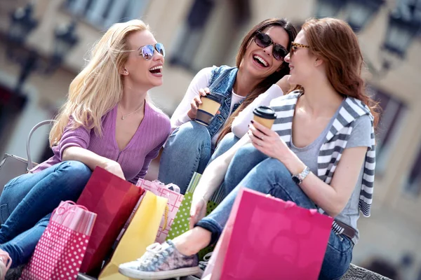 Hermosas Amigas Jóvenes Descansando Después Compras Mientras Beben Café —  Fotos de Stock