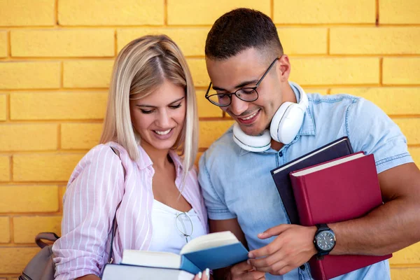 Estudiantes Con Libros Sus Brazos Divierten Hablan Educación Gente Universidad — Foto de Stock