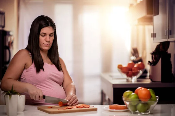 Έγκυος Γυναίκα Στην Κουζίνα Κοπή Καρότα Για Μεσημεριανό Γεύμα — Φωτογραφία Αρχείου