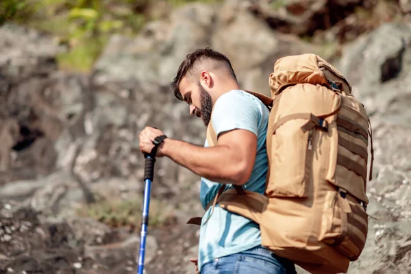 Jeune Homme Beau Randonnée Travers Montagne Avec Des Bâtons Randonnée — Photo