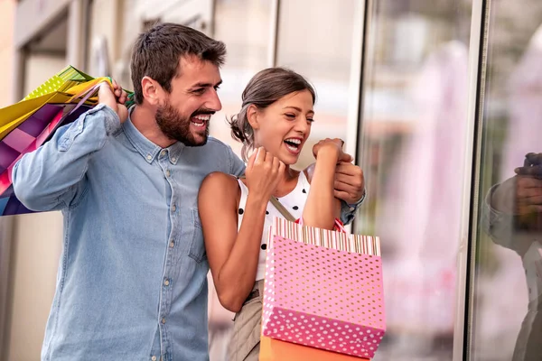 Feliz Joven Pareja Caminando Por Ciudad Después Compras Con Bolsas — Foto de Stock