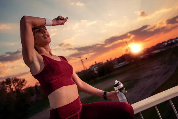 Positief Mooie Jonge Kaukasische Vrouw Sportkleding Oefenen Buiten Bij Zonsondergang — Stockfoto