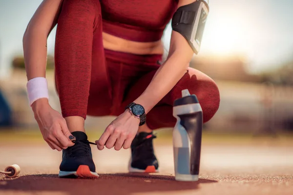 Primer Plano Mujer Atlética Caucásica Atando Zapatos — Foto de Stock