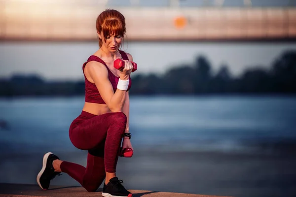 Jonge Vrouw Uit Werken Met Een Halter Buiten — Stockfoto