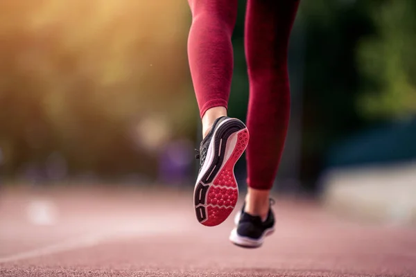 ランニングポジションで女性の足のアップを閉じます ジョギング ワークアウト ライフスタイルのコンセプト — ストック写真