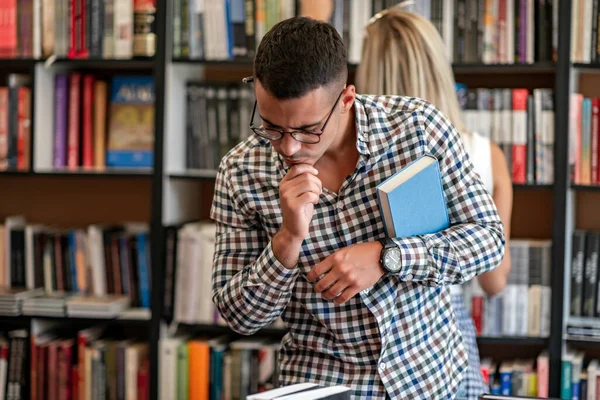 Pareja Joven Buscando Libros Biblioteca Concepto Personas Educación Estilo Vida — Foto de Stock