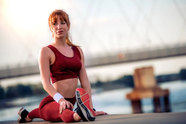 Fitness Frau Streckt Die Beine Vor Dem Laufen Der Stadt — Stockfoto