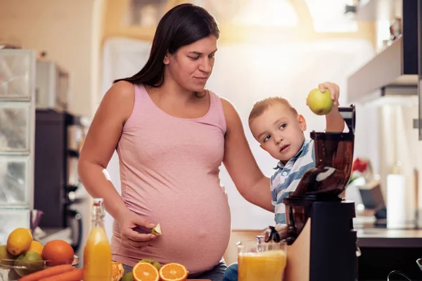 Έγκυος Μητέρα Και Γιος Της Απολαμβάνουν Στην Κουζίνα Και Φτιάχνουν — Φωτογραφία Αρχείου