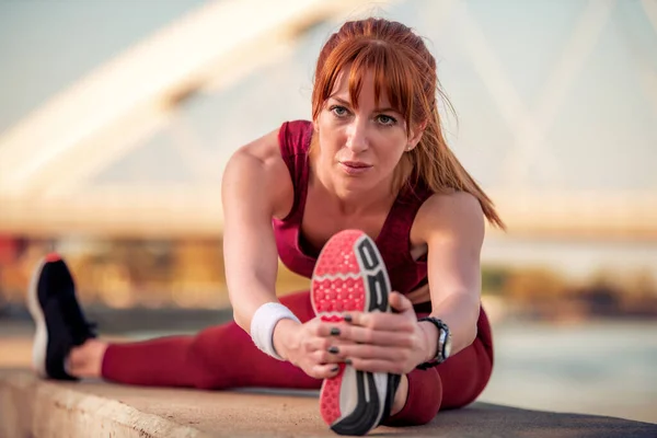 Mujer Fitness Estirando Las Piernas Antes Correr Ciudad Concepto Fitness —  Fotos de Stock