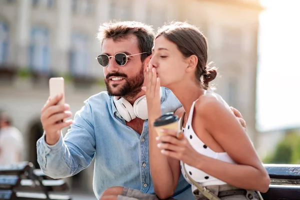 Stiliga Par Göra Selfie Staden Och Dricka Kaffe För Att — Stockfoto