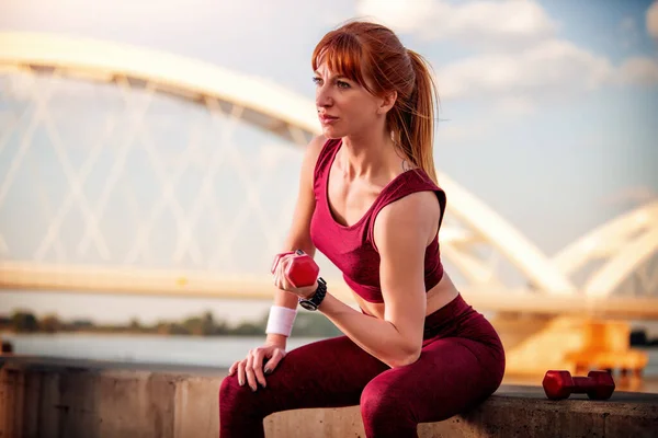 Jonge Vrouw Doet Fit Activiteit Training Met Dumbells Buiten Fitness — Stockfoto