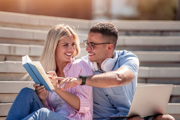 Educación Personas Universidad Concepto Estilo Vida Par Estudiantes Están Aprendiendo — Foto de Stock