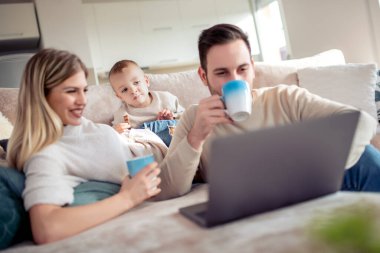 Evde dizüstü bilgisayar kullanarak ailelerini ve küçük oğullarını vuruyorlar..