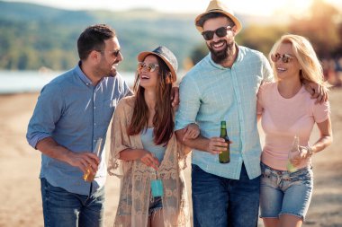 Dostlar sahilde eğleniyor, soğuk bira içiyor..