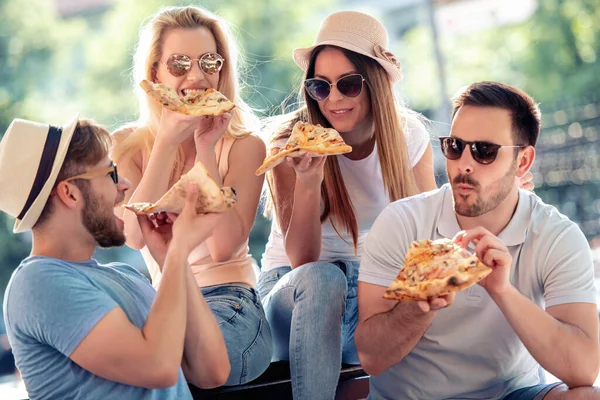 Amigos Felices Sentados Comiendo Pizza Divirtiéndose Aire Libre Citas Consumismo — Foto de Stock