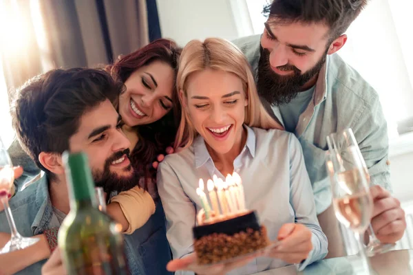 Feest Eten Vrienden Feest Verjaardagsconcept Lachende Vrouwen Die Taart Met — Stockfoto