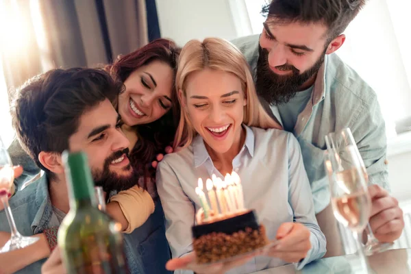 Celebração Comida Amigos Festa Conceito Aniversário Mulheres Sorridentes Segurando Bolo — Fotografia de Stock