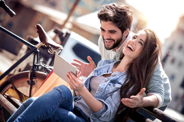 Pareja Joven Sentada Banco Del Parque Divirtiéndose Amor Gente Diversión — Foto de Stock