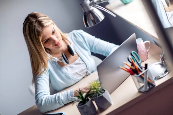 Junge Schöne Frau Arbeitet Von Hause Aus Laptop — Stockfoto