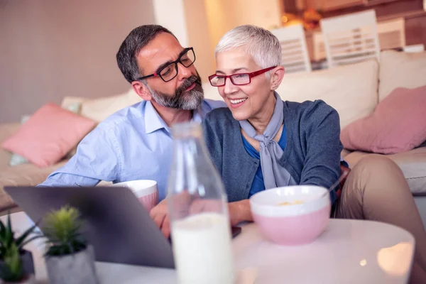 Paar Ontbijten Tijdens Het Gebruik Van Laptop Woonkamer Thuis — Stockfoto