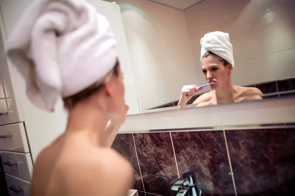 Retrato Jovem Mulher Bonita Escovando Dentes Com Escova Dentes — Fotografia de Stock