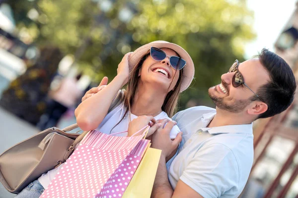 Heureux Jeune Couple Marchant Dans Ville Après Avoir Fait Shopping — Photo