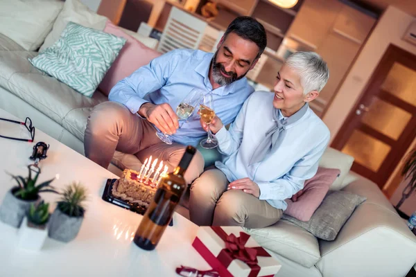 Starsza Para Świętująca Razem Urodziny Delektująca Się Lampką Wina — Zdjęcie stockowe