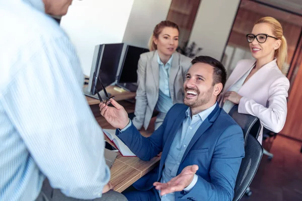 Squadra Successo Gruppo Giovani Imprenditori Che Lavorano Comunicano Insieme Ufficio — Foto Stock