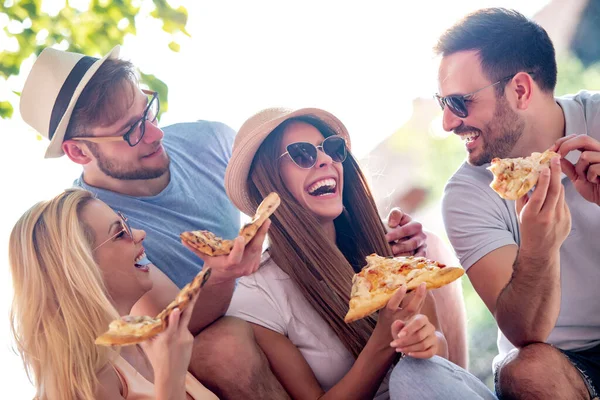 Primer Plano Cuatro Jóvenes Alegres Comiendo Pizza Grupo Amigos Tomando — Foto de Stock