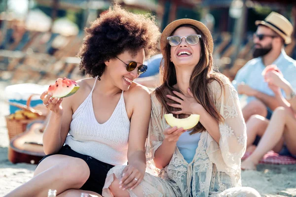 Dos Hermosas Chicas Playa Comen Melones Sandía — Foto de Stock
