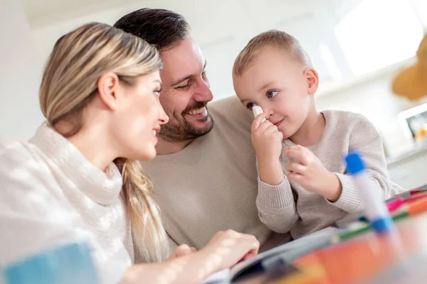 Anne Baba Evde Çocuklarıyla Birlikte Resim Çiziyorlar — Stok fotoğraf