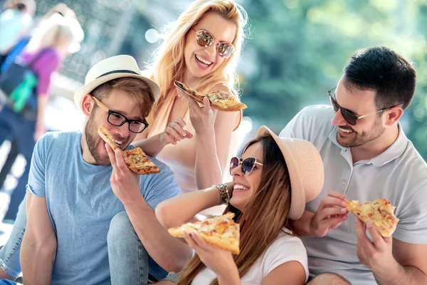 Amigos Felices Sentados Comiendo Pizza Divirtiéndose Aire Libre Citas Consumismo — Foto de Stock