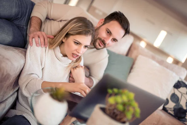 Junges Paar Entspannt Auf Sofa Mit Laptop Liebe Glück Menschen — Stockfoto