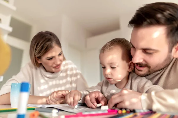 Les Jeunes Parents Leur Fils Apprécient Maison — Photo