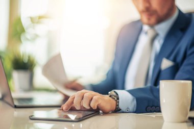 Erkek işadamı modern ofiste çalışıyor..