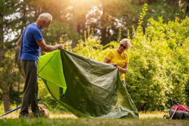 Yaşlı bir çift ormanda eğleniyor..