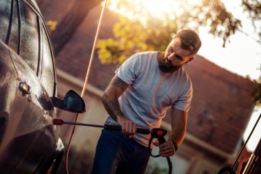 Araba yıkama. Yüksek basınçlı çamaşır makinesiyle araba temizleme.