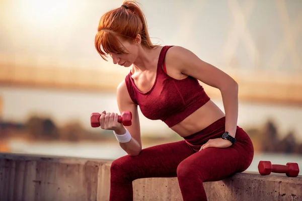 Trening Młodych Kobiet Hantlami Zewnątrz Fitness Sport Koncepcja Zdrowego Stylu — Zdjęcie stockowe