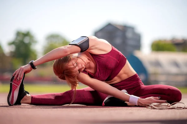 Kobieta Fitness Rozciągająca Nogi Przed Bieganiem Mieście Pojęcie Sprawności Zdrowego — Zdjęcie stockowe