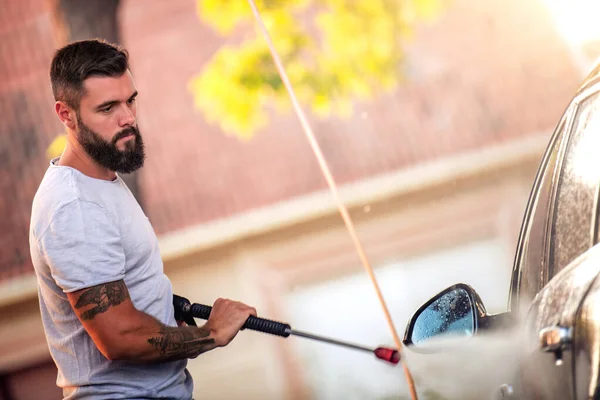 Junger Attraktiver Mann Putzt Sein Auto Freien — Stockfoto