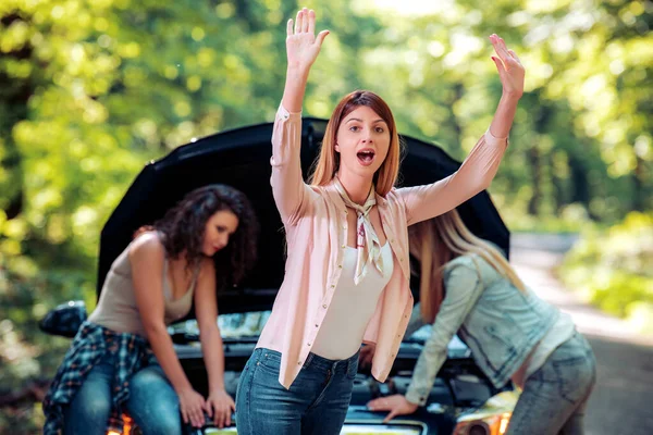 Mädchen Auf Der Straße Versuchen Ihr Auto Reparieren Reifenwechsel Kaputtem — Stockfoto