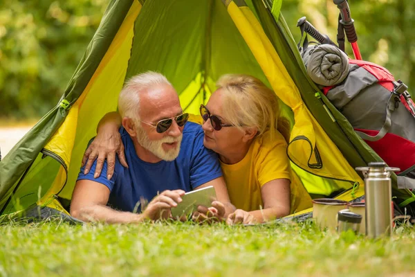 Pareja Mayor Turistas Disfrutando Bosque Attractive Mujer Mayor Hombre Acostado — Foto de Stock