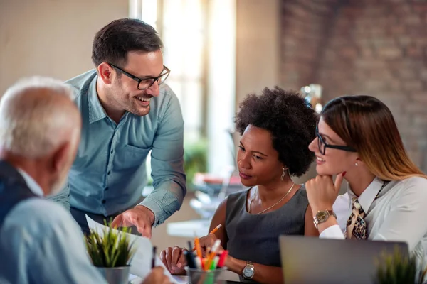 Empresarios Creativos Trabajando Nuevo Proyecto Empresarial Oficina — Foto de Stock