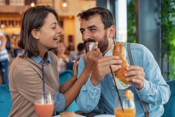 Pasangan Muda Duduk Sebuah Kafe Memiliki Sarapan Cinta Asmara Dan — Stok Foto