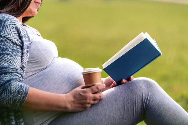 Femme Enceinte Reaxing Dans Parc Lecture Livre — Photo