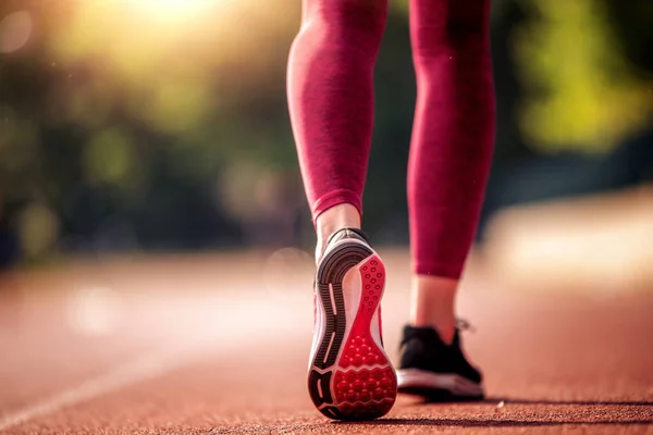 Nahaufnahme Des Frauenbeines Sportschuhen Workout Und Gesundes Lebensstilkonzept — Stockfoto