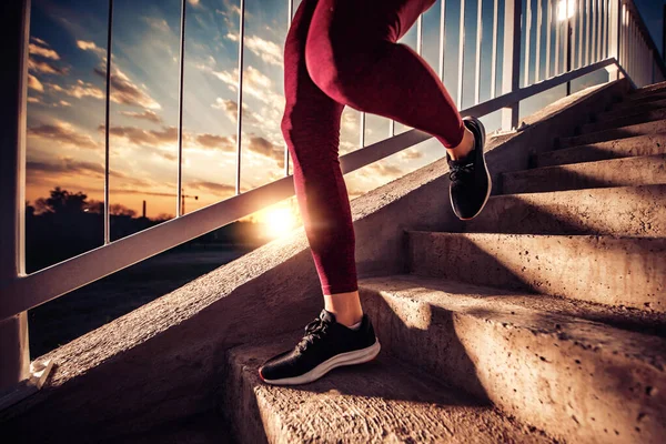 Fitness Frauen Trainieren Und Joggen Der Stadt Hautnah Auf Sportschuhen — Stockfoto