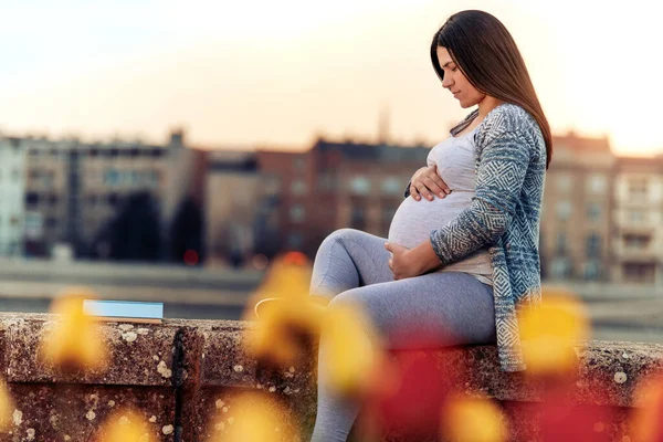 Szczęśliwa Ciąża Konceptu Kobieta Ciąży Siedzi Zewnątrz Dotykając Brzucha — Zdjęcie stockowe