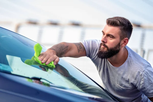 Πορτραίτο Ενός Νεαρού Που Καθαρίζει Αυτοκίνητό Του Ένα Πανί Στην — Φωτογραφία Αρχείου