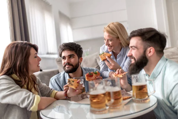 Amigos Assistindo Casa Enquanto Comem Pizza Bebem Cerveja — Fotografia de Stock